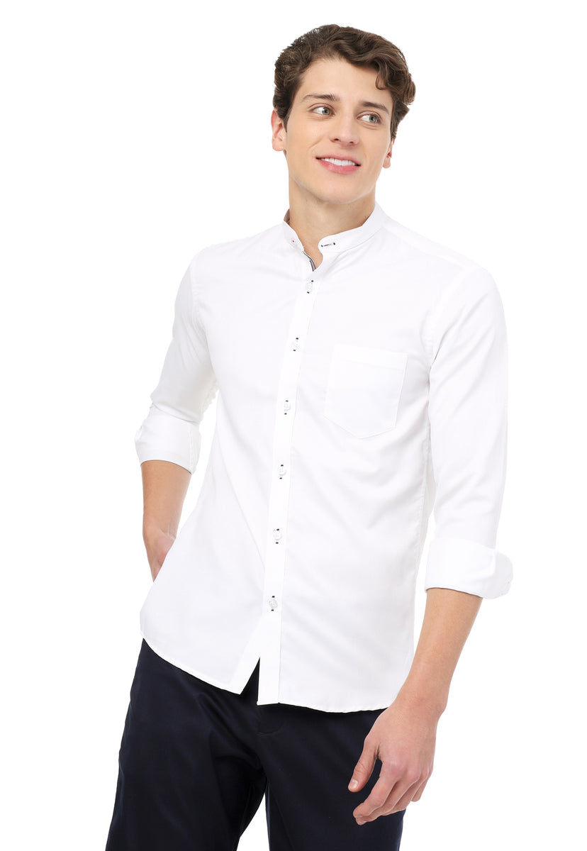 Camisa cuello nerú o mao blanca media pechera en contraste